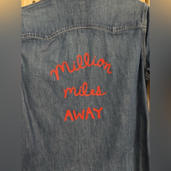 Levi’s Western Embroidered Denim Shirt “million miles away” - Picture 2 of 8